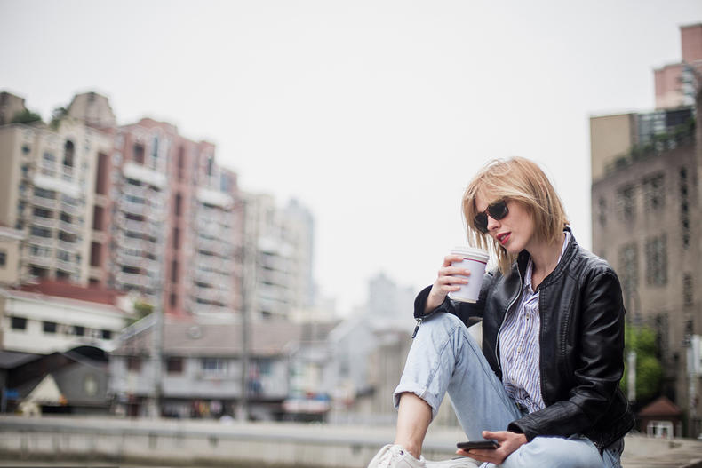 偶尔当个帅气妞儿挑件潇洒的皮衣!