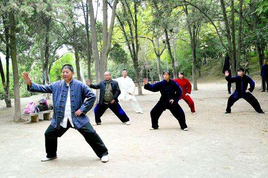 打太极拳怎么才不伤膝盖,老年人练太极拳伤膝盖吗