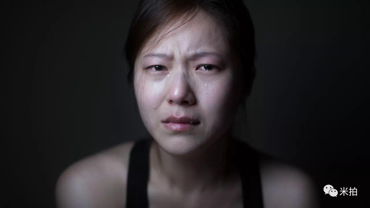 他把500个女孩惹哭了，然后拍了张照