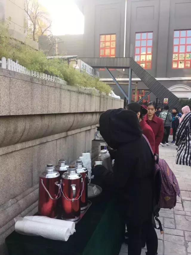 广场舞大妈都找到兼职工作,北京广场舞大妈跳舞视频