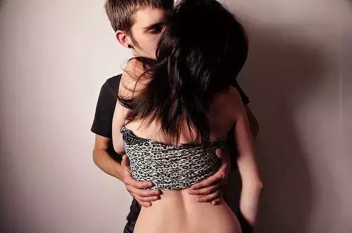 非经期流血像大姨妈一样,非经期出血和大姨妈一样