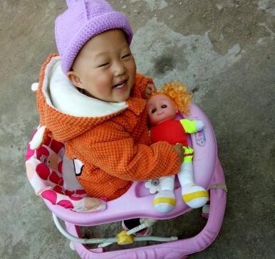 小女孩是个脑瘫,八个月宝宝脑瘫有哪些症状