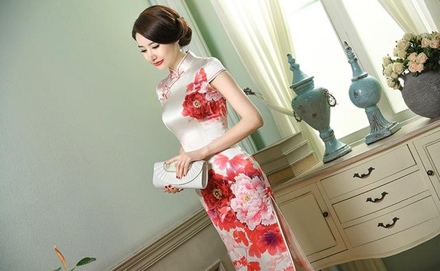 一袭旗袍显示柔美,真丝旗袍最能体现女人的优雅高贵