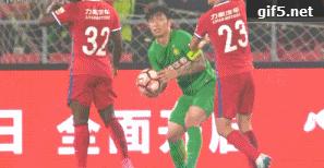 扇足球裁判巴掌啥后果,扇耳光脚踢算殴打吗