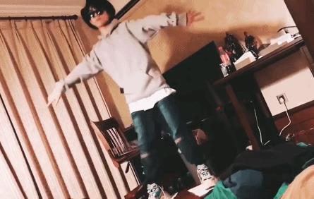 易烊千玺秀新球鞋好嘚瑟，然而小心机却被粉丝一眼看穿，太可爱了