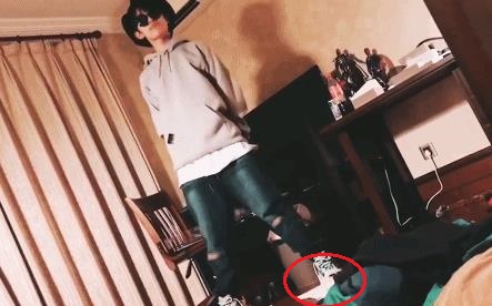 易烊千玺秀新球鞋好嘚瑟，然而小心机却被粉丝一眼看穿，太可爱了