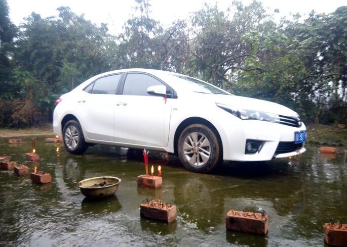 小伙提新车回乡村，祭车全进程，憨厚的一家人让人仰慕！