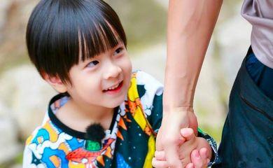 嗯哼小时候陈小春儿子,嗯哼的小时候的照片大全