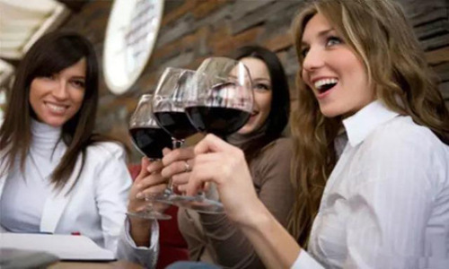 「东方紫」紫酒高贵，自然需要一个漂亮的酒杯！