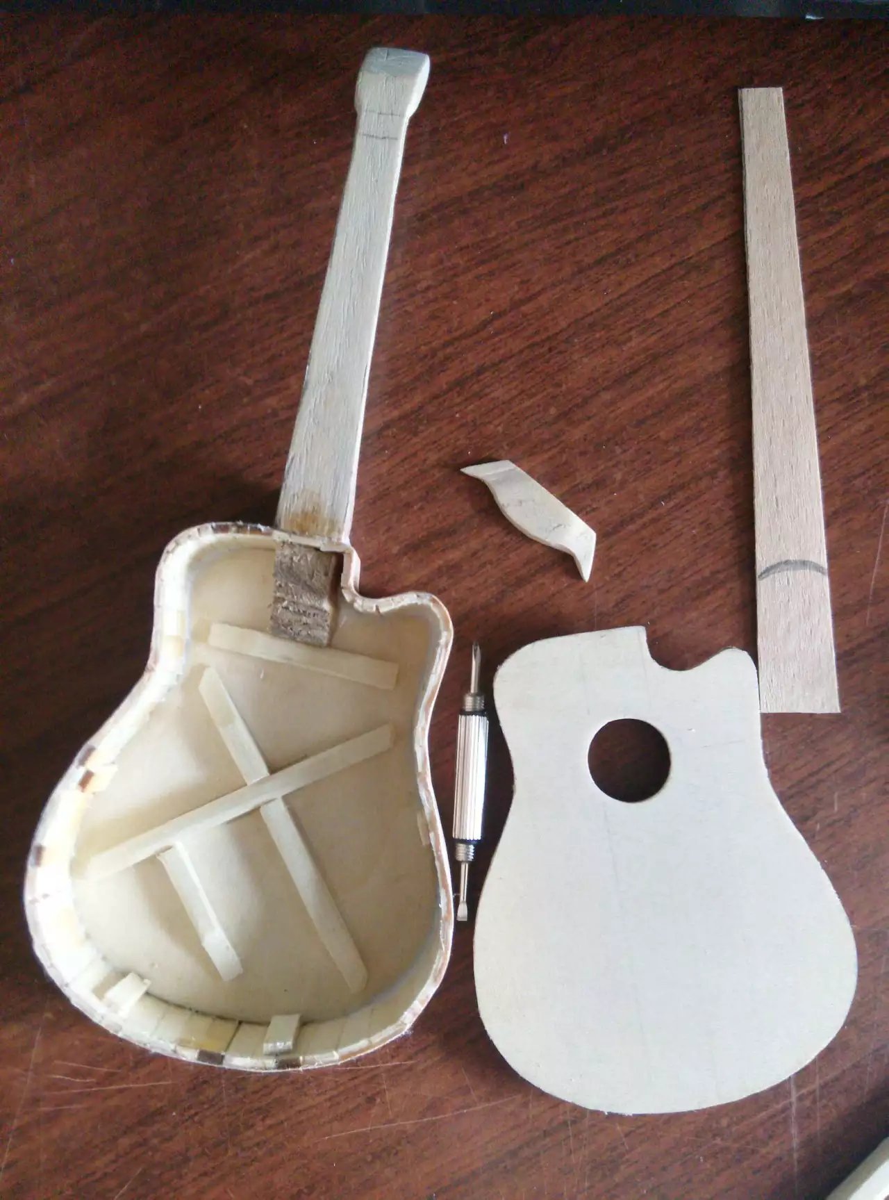 用纸做小吉他,怎么做一把简易的吉他