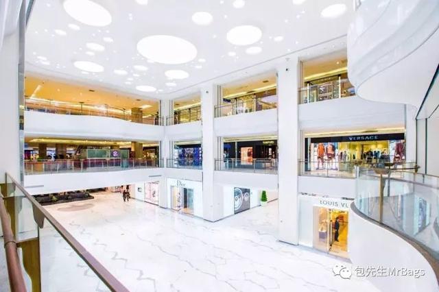 背lv包包的女孩视频,年轻女孩背lv是不是老气