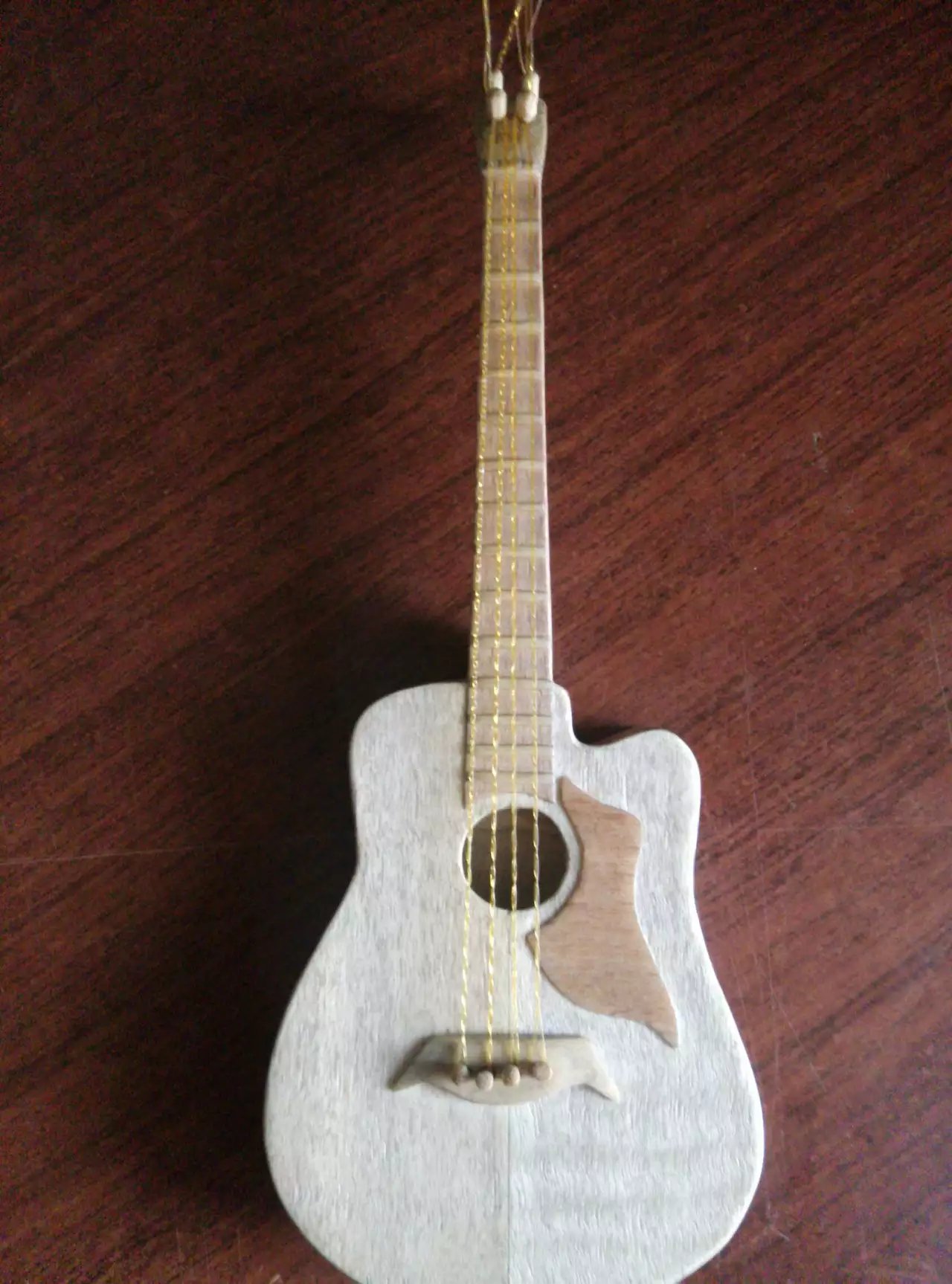 用纸做小吉他,怎么做一把简易的吉他