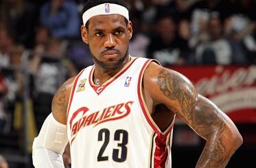 詹姆斯到底是怎样一名球员,詹姆斯到底是个怎么样的人