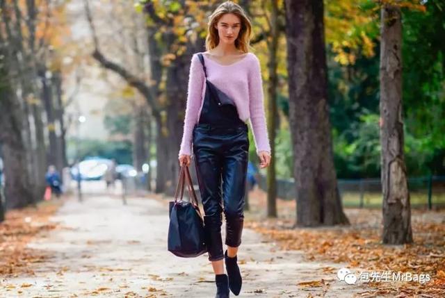 背lv包包的女孩视频,年轻女孩背lv是不是老气