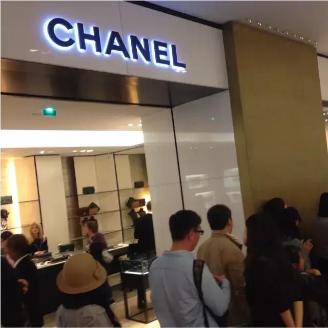 香奈儿cf钱包全球比价,月薪多少可以买香奈儿的包包