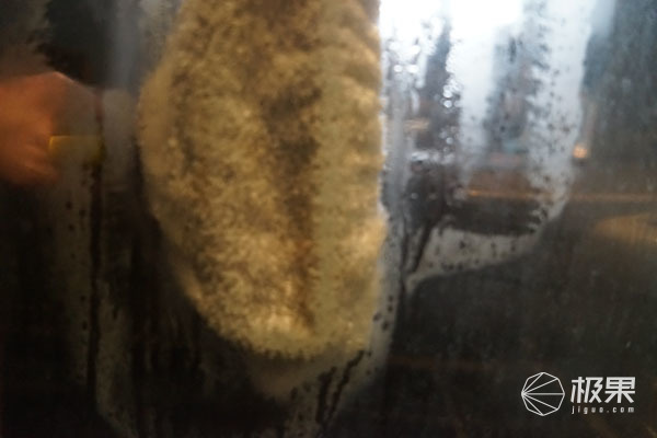 地板上粘东西了怎么弄掉,地板上粘了水泥怎么办