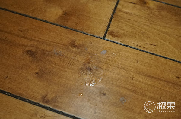 地板上粘东西了怎么弄掉,地板上粘了水泥怎么办