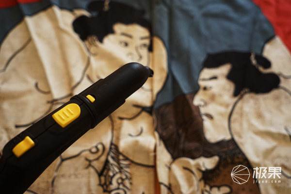 地板上粘东西了怎么弄掉,地板上粘了水泥怎么办