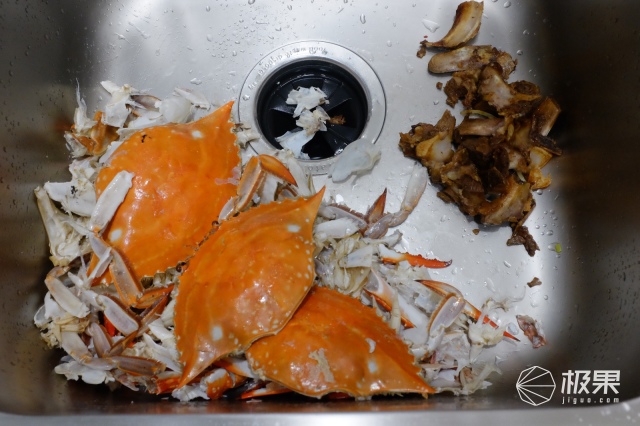 厨房垃圾桶老是黏黏糊糊,厨房垃圾桶小妙招