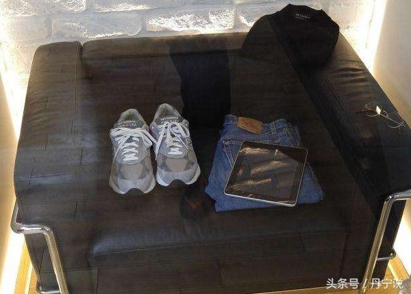 乔布斯永远穿的牛仔裤和黑衬衫,乔布斯黑t恤牛仔裤