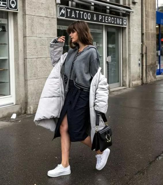 羽绒服裙子这样穿时髦大气又简单,穿什么连衣裙套长款羽绒服好看