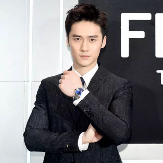 你只知道小怪兽包包火，仙女们已经在追Fendi手表了