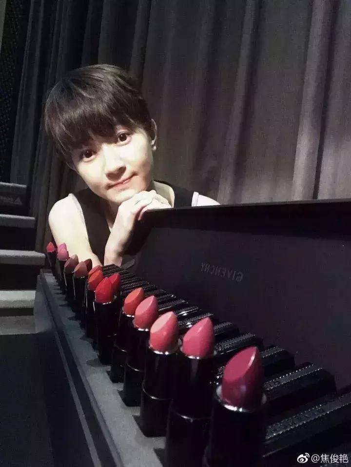 晒男友送的口红,明星晒自己口红