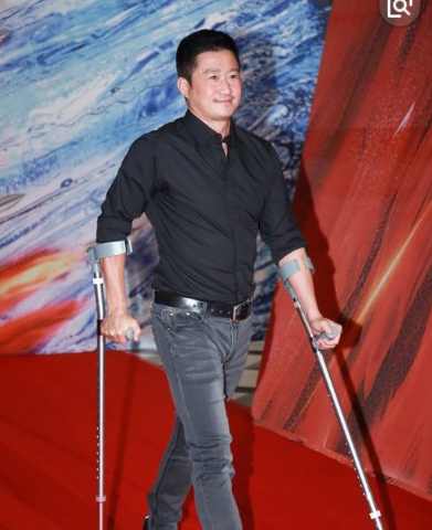 吴京拄拐杖是怎么回事,吴京讲述双拐的原因