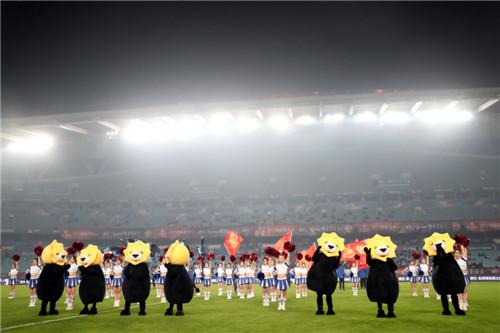 油腻大叔款球童来袭！苏宁双十一传奇足球夜情怀上演！