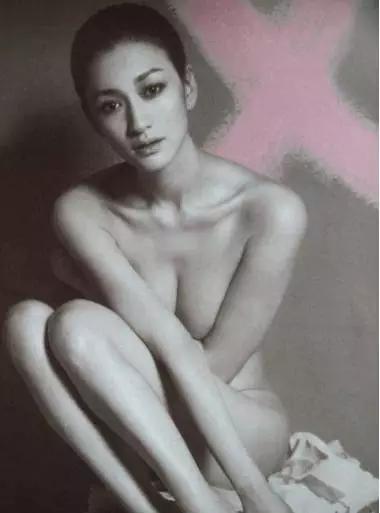 当红女星全裸出镜虽裸却不色网友:为名?为利?为公益?