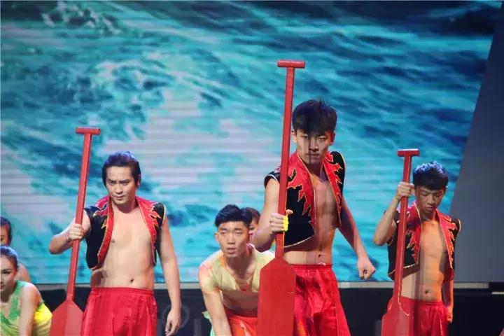 来自世界各地的近千名番禺乡亲代表共聚首,见证番禺大变化!