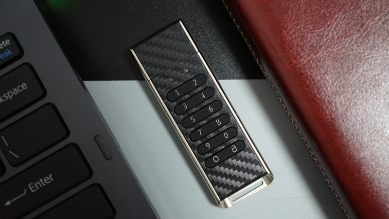 有了这个U盘，再也不用担心你的小姐姐们被别人看到了