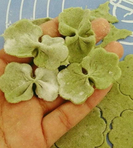 宝宝面条自己做蝴蝶面,一岁宝宝自制蝴蝶面做法