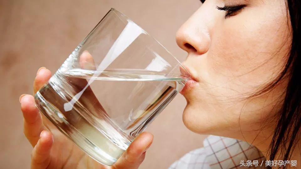 产后白开水喝不下,产后口渴严重怎么办可以喝糖水不