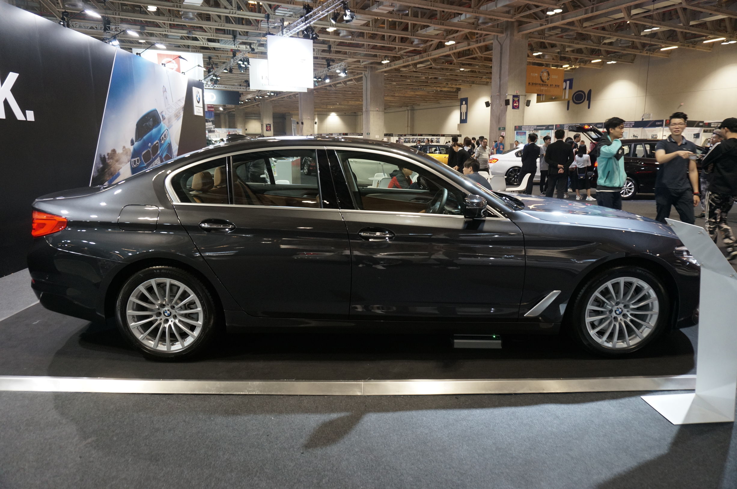 新款宝马标准轴距和长轴距的区别,新款进口宝马520i报价