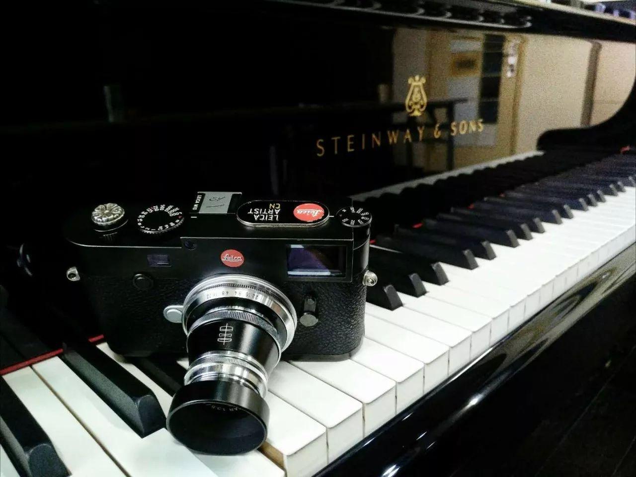 新婚,老婆没有要钻戒,买了一台徕卡