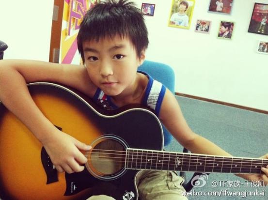 王俊凯会弹吉他吗,王俊凯是怎么弹吉他的