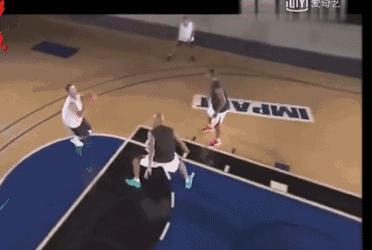 库里的进攻招式之一:把后撤步变成“小碎步”用来欺骗防守人!