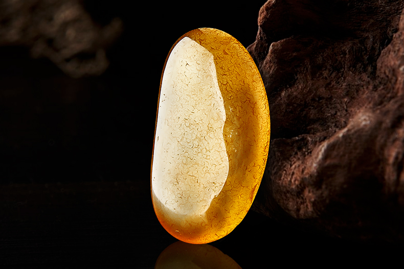 怎样挑选好的黄龙玉手串呢,黄龙玉鉴赏与选购的区别是什么