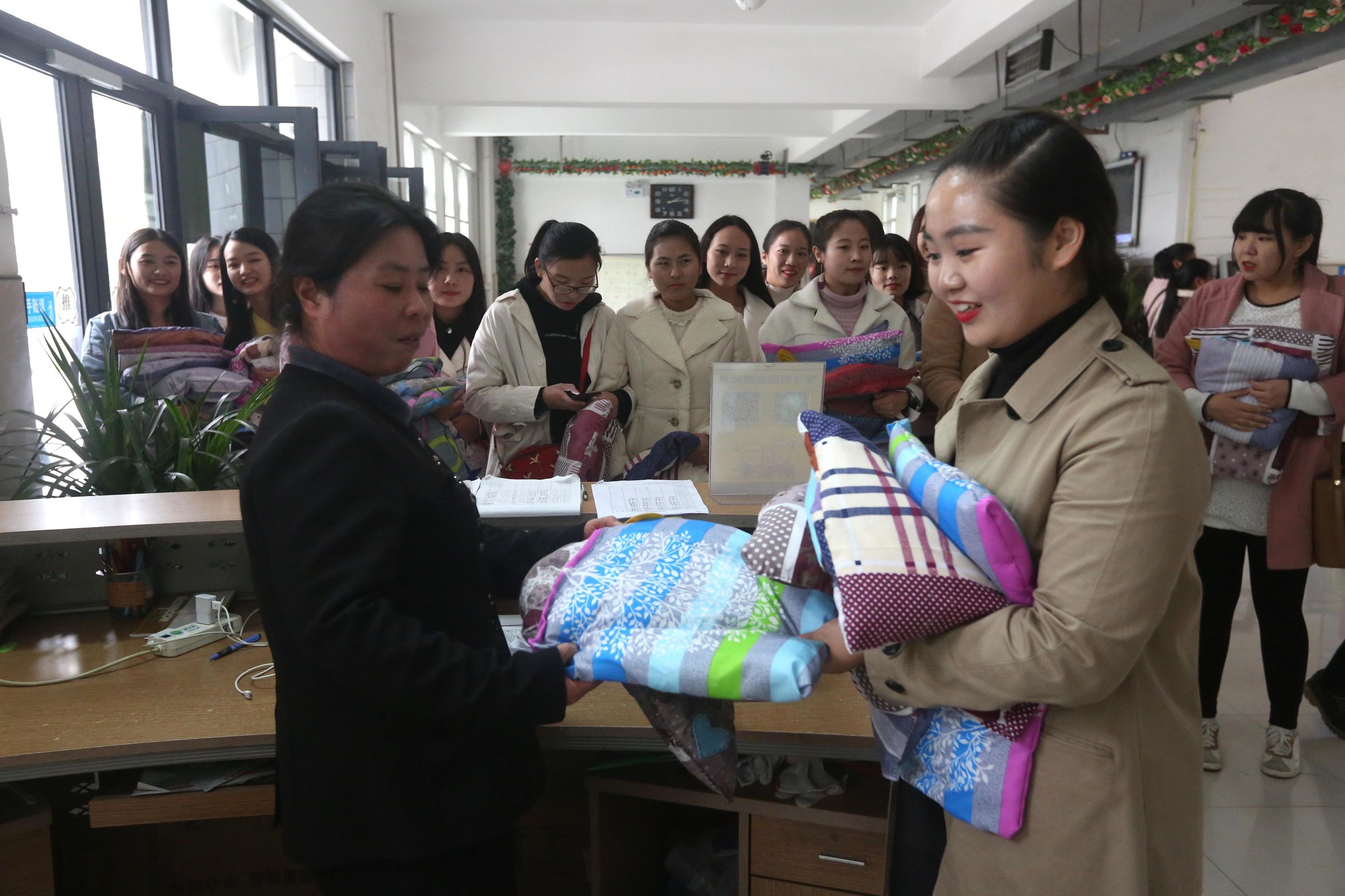 太暖了！洛阳师范学院63名大学生为公交车缝上百个棉坐垫