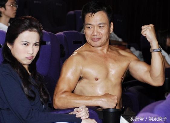 13岁习武,跑了三十多年龙套,如今在美国被金发女郎献吻演主角