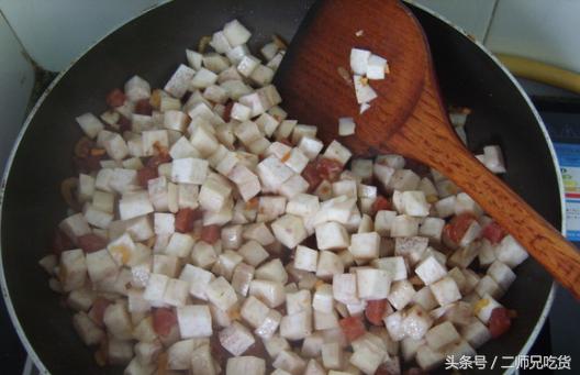 芋头糕口感细软，绵甜香糯，营养价值高，关键还不长肉！