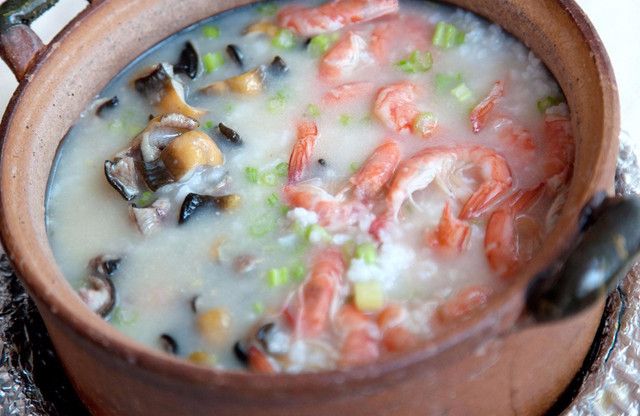 边走边吃串串,边走边吃菠萝