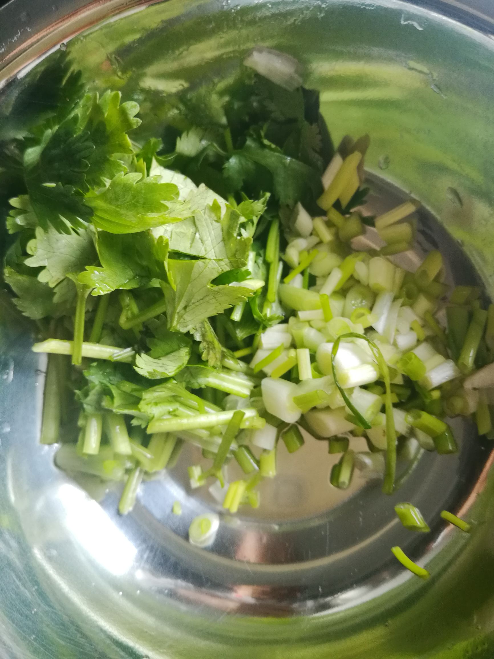 正宗酸菜鲈鱼的做法步骤视频,鲈鱼酸菜水煮鱼片的家常做法