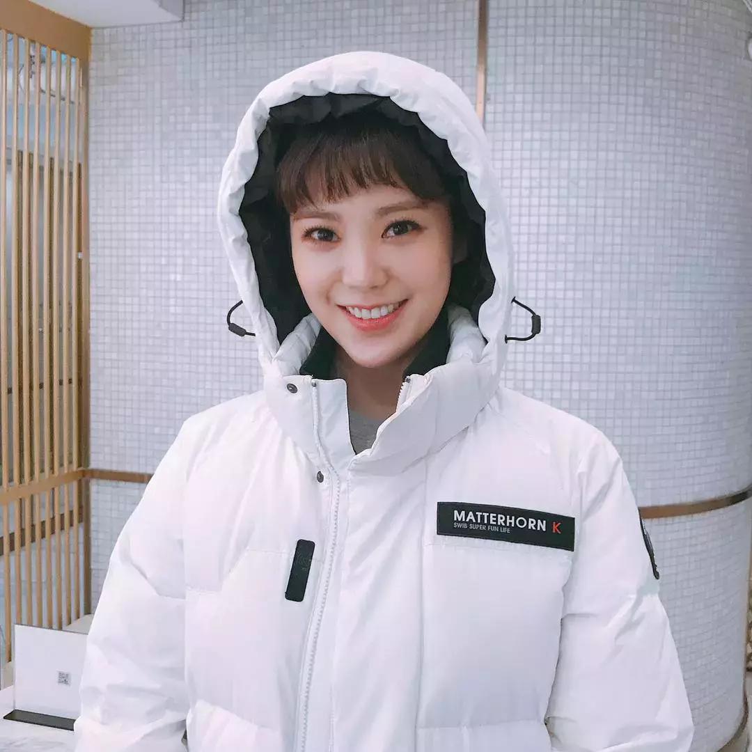 韩国明星穿大衣男,韩国明星都穿什么羽绒服