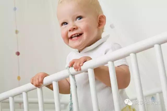 走得早担心腿弯，走得晚担心有毛病，娃儿学个走路麻麻不要太纠结