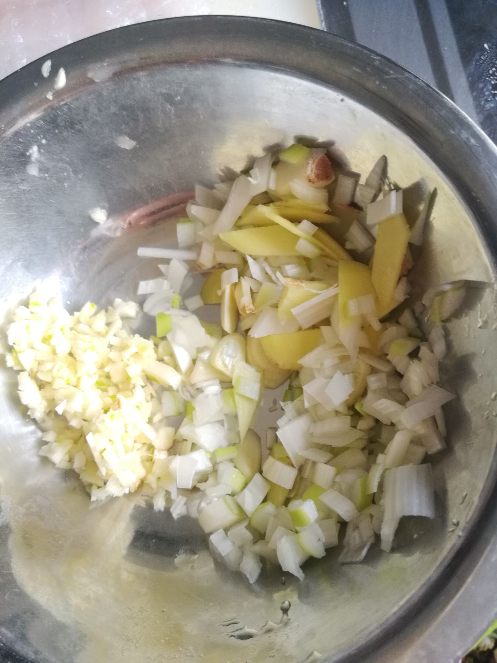 正宗酸菜鲈鱼的做法步骤视频,鲈鱼酸菜水煮鱼片的家常做法