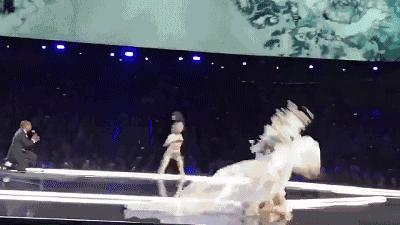 奚梦瑶摔倒全民围观，维密大秀和它的商业游戏