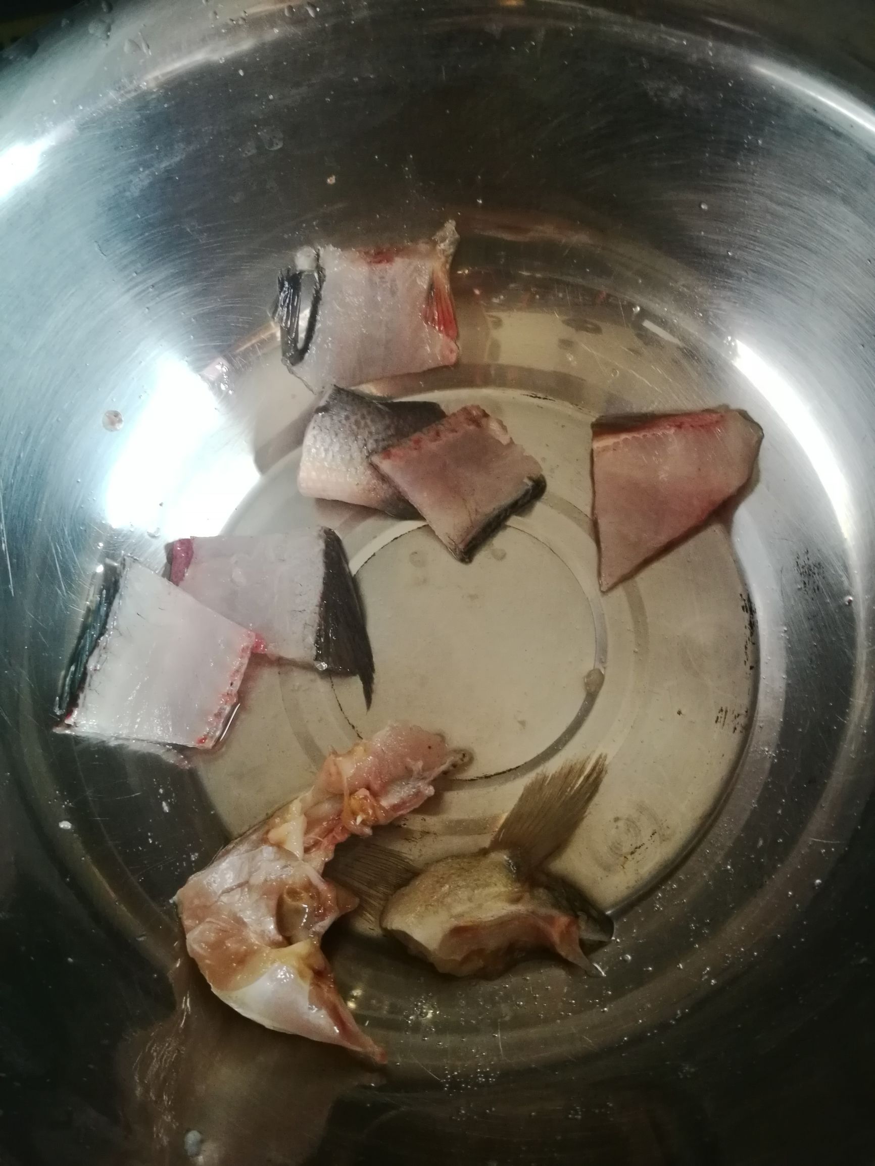 正宗酸菜鲈鱼的做法步骤视频,鲈鱼酸菜水煮鱼片的家常做法