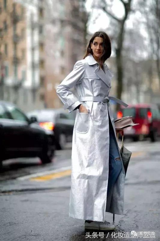 卡其色风衣怎么搭配裤子和鞋子,深蓝色风衣怎么搭配裤子鞋子